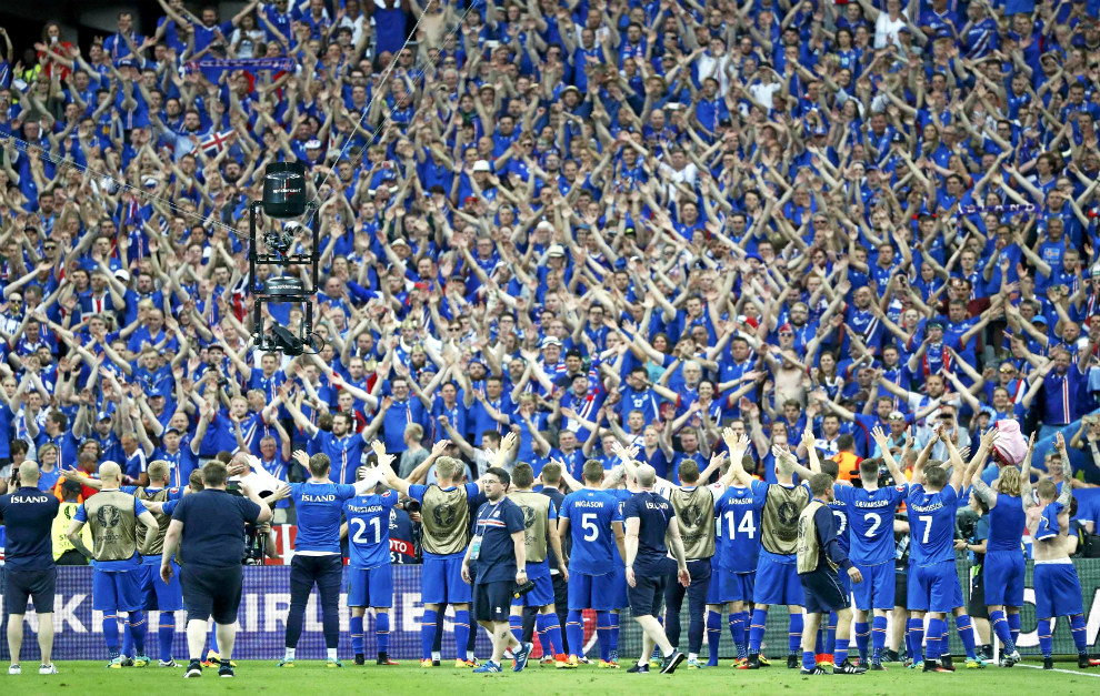 Los futbolistas de Islandia celebran con su aficin el triunfo frente...