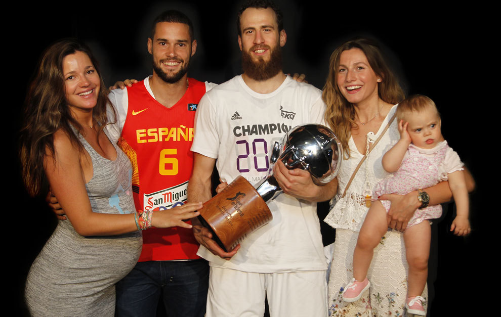 Sergio Rodrguez y el futbolista Mario Hernndez, con sus familias