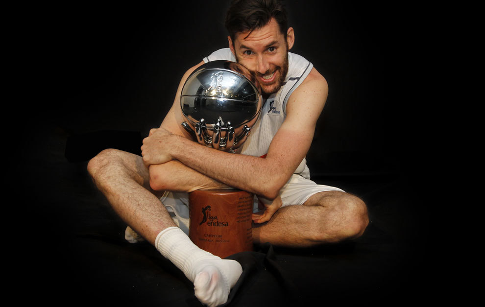 Rudy Fernndez abraza el trofeo de campen ACB