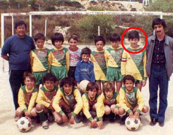 Zinedine Zidane siendo un nio, arriba a la derecha