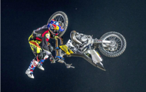 Tom Pags ejecuta su Bike Flip en el Red Bull X-Fighters de Abu Dabi...