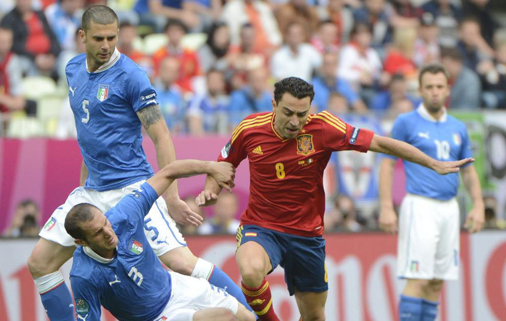 Xavi, ante Motta y Chellini en la Eurocopa de 2012.