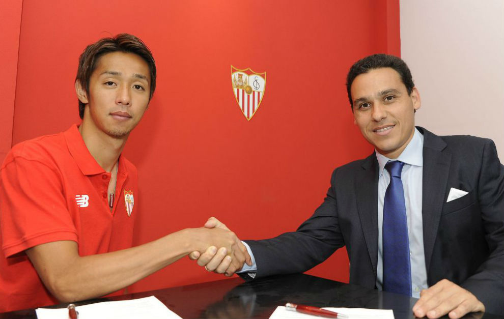 Kiyotake y Del Nido Carrasco, tras la firma del contrato.