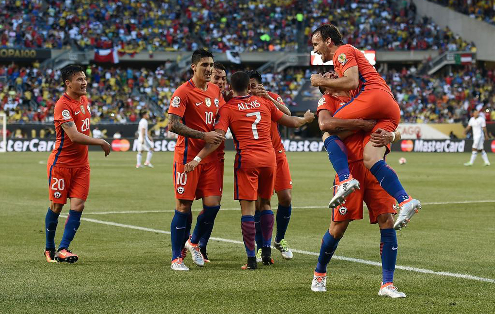 Fuenzalida celebra su gol ante Colombia