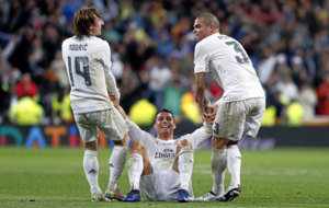 Modric y Pepe levantan a Cristiano durante un partido con el Madrid.