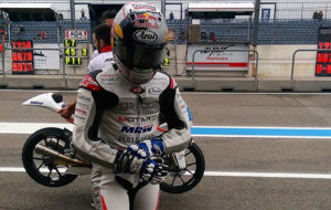 Jorge Martn se queja de la mano tras bajarse de la moto