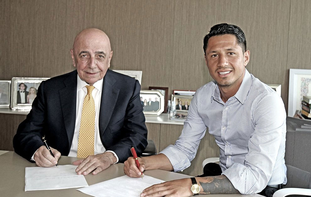 Lapadula firmando el contrato junto a Adriano Galliani.
