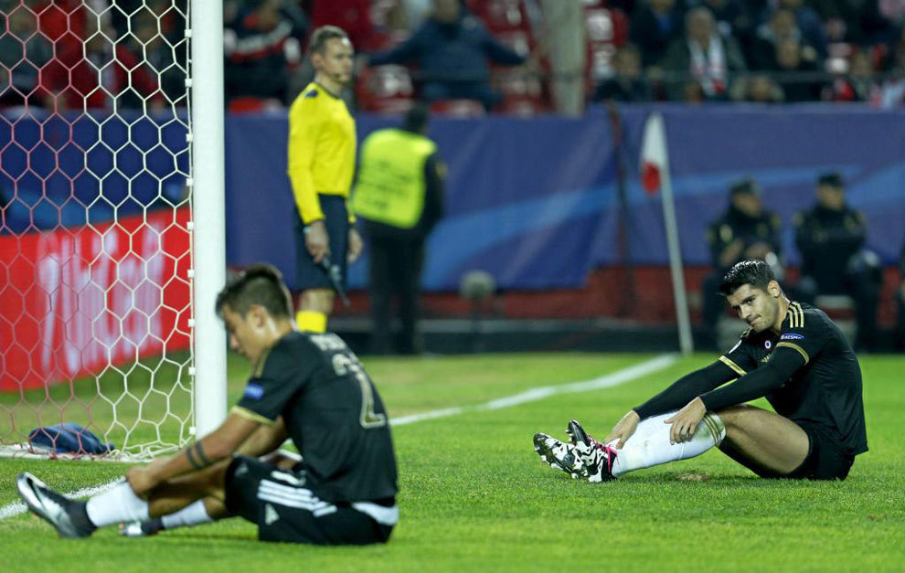 Morata mira a Dybala tras una accin de juego.