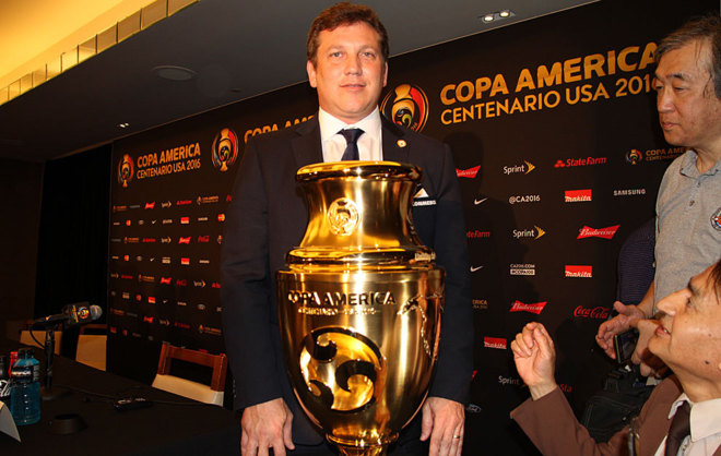 El presidente de la Conmebol, Domnguez posa con la Copa Amrica.