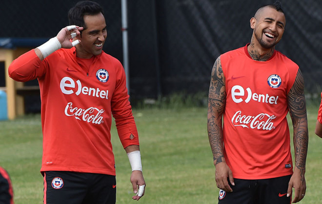 Arturo Vidal y Claudio Bravo sonren durante un entrenamiento de...