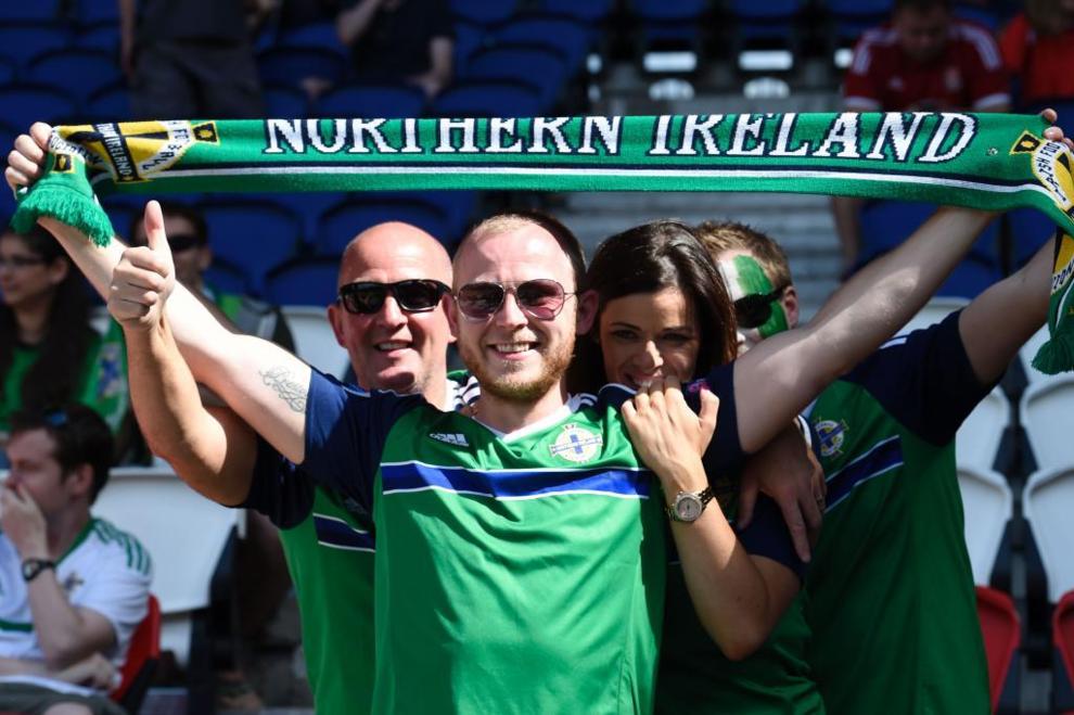Los aficionados de Irlanda del Norte visten de verde las gradas.
