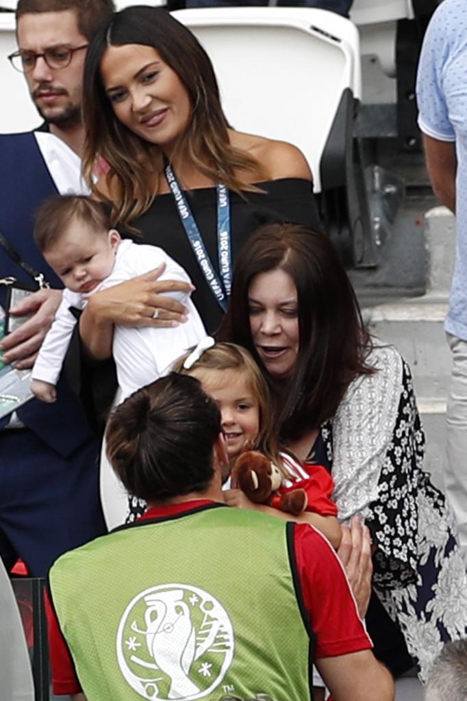 Bale besa a su hija mayor mientras su esposa, Emma Rhys-Jones,...