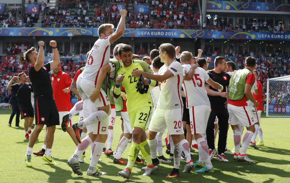Los jugadores polacos celebran el triunfo