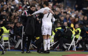 Ancelotti abraza a Cristiano durante un partido frente al Celta.