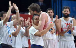 Pau Gasol y Sergio Scariolo se abrazan despus de la final del...