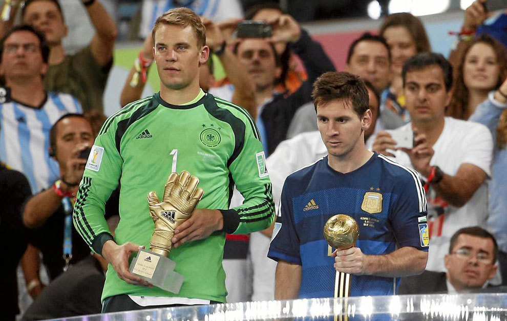 Neuer y Messi, con sus trofeos, tras la final del Mundial.