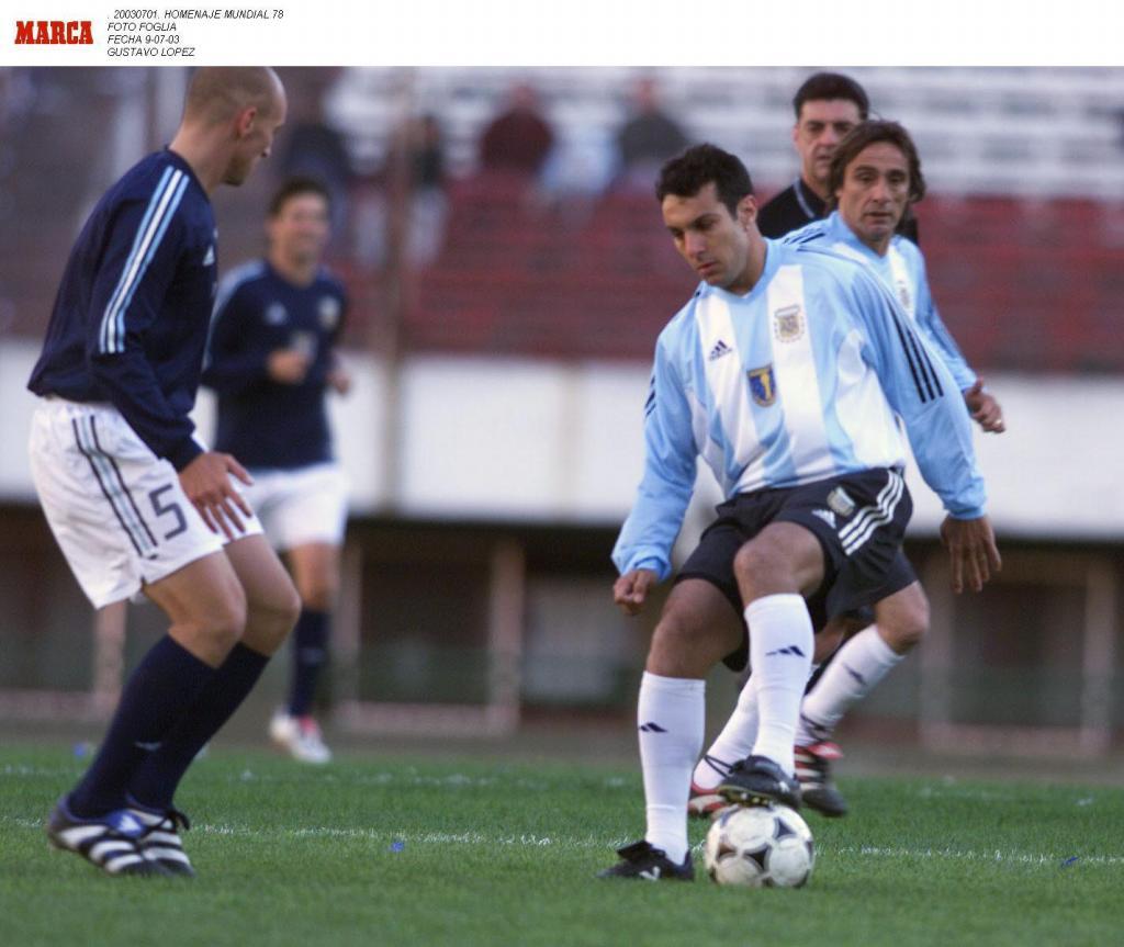 Gustavo Lpez, en un partido con la seleccin argentina en 2003.