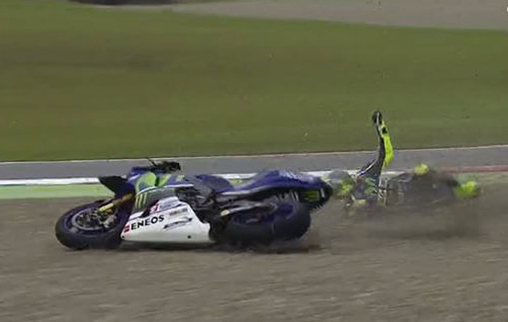 Valentino Rossi se fue al suelo cuando iba primero