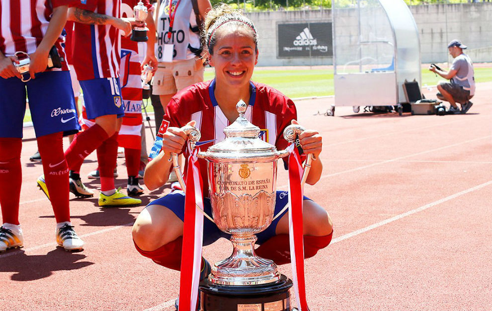 Vanesa Garca posa con la Copa de la Reina en Las Rozas.