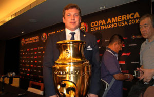 Alejandro Domnguez, con el trofeo de la Copa Amrica Centenario.