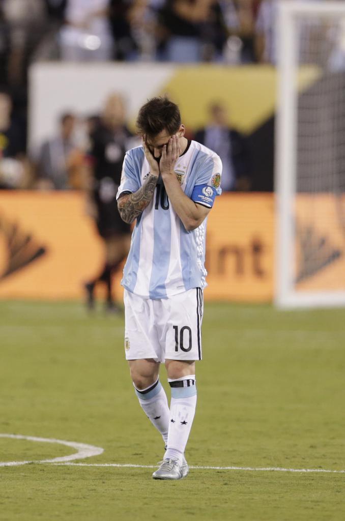 Messi fall un penalti y se derrumb tras su error. Perdi su...