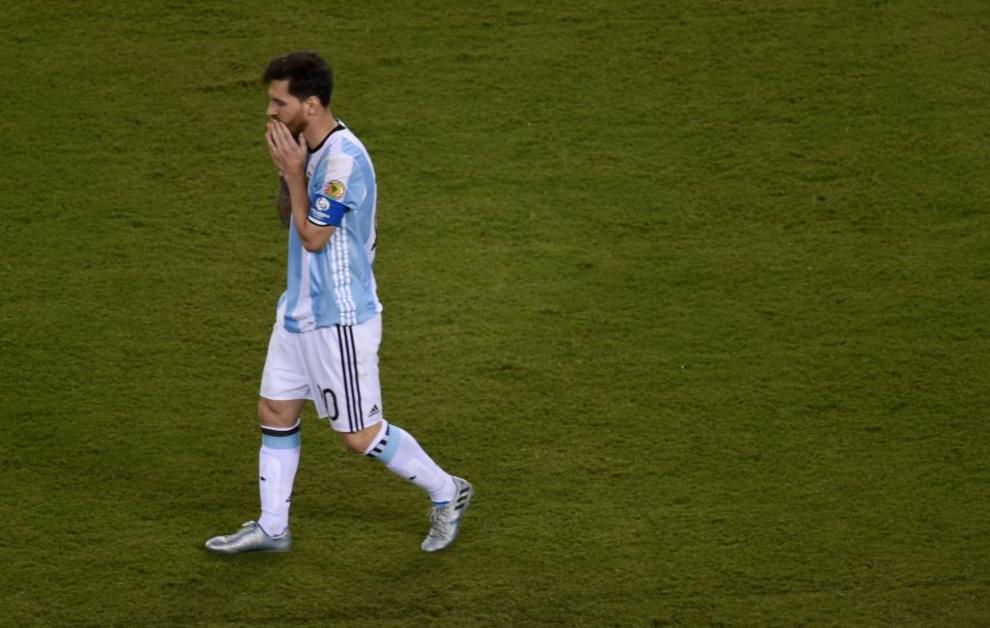 Messi fall un penalti y se derrumb tras su error. Perdi su...