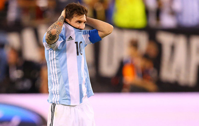 Messi se tapa la cara tras perder la final ante Chile.