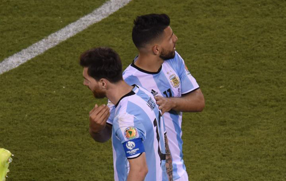 Agero, consolando a Messi tras su fallo en el penalti.