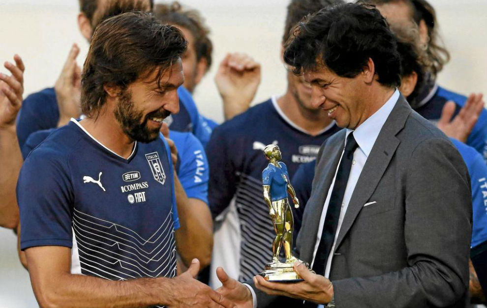 Albertini condecora a Pirlo por sus 100 partidos con Italia.