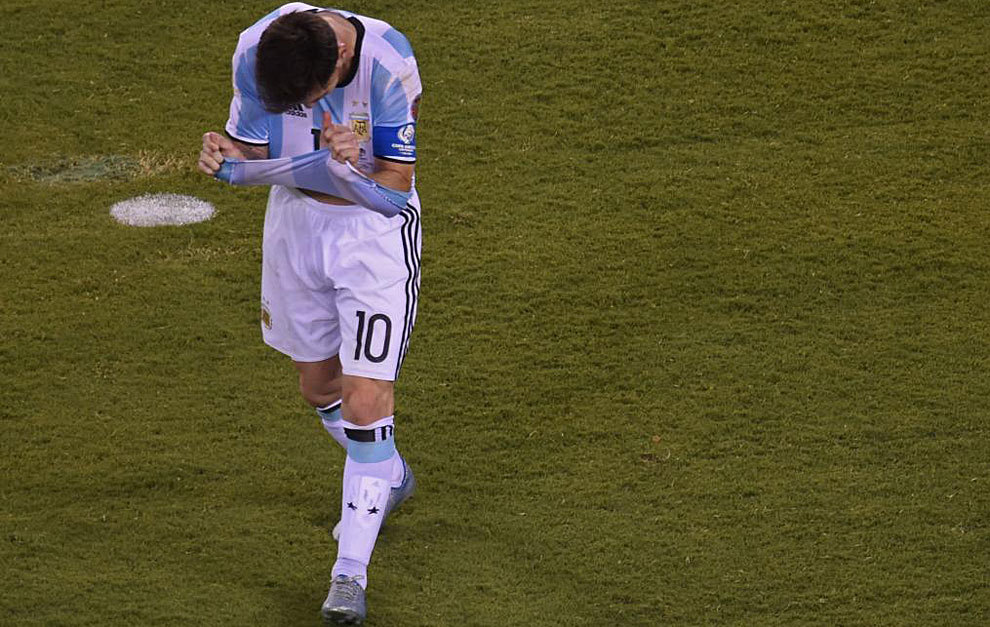 Messi se lamenta tras fallar el penalti ante Chile.