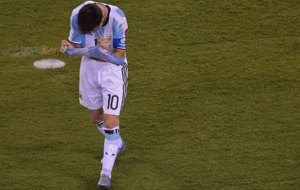 Messi se lamenta tras fallar el penalti ante Chile.