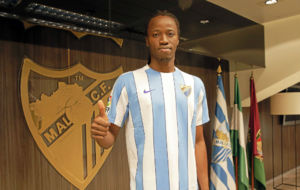 Bakary Kon posa con la camiseta del Mlaga en La Rosaleda.