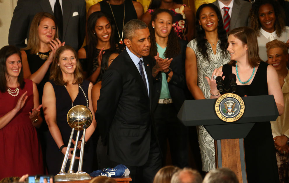 Barack Obama saluda a las componentes de las Minnesota Lynx.