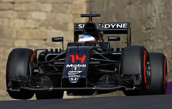 Alonso pilota su McLaren en Bak.