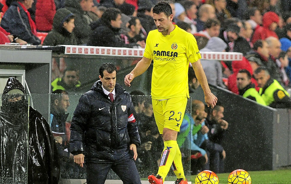 Daniele Bonera en un partido con el Villarreal.