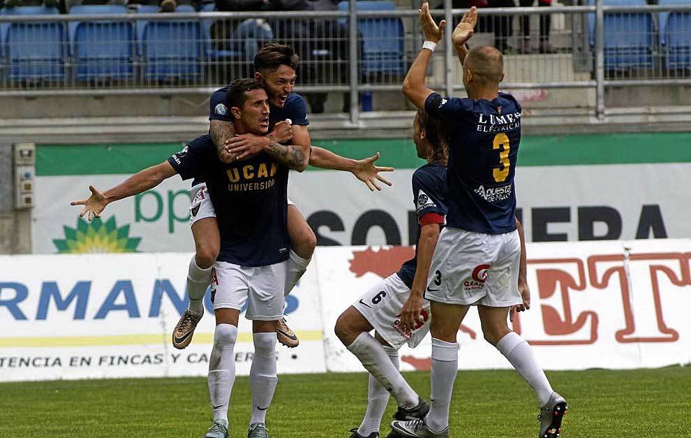 Manolo y varios compaeros celebran un gol en el Ramn de Carranza