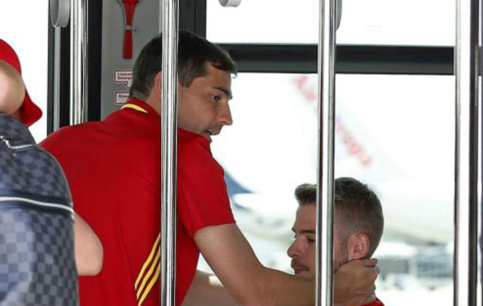 Casillas y De Gea se saludan en el autobus que les lleva a la terminal...