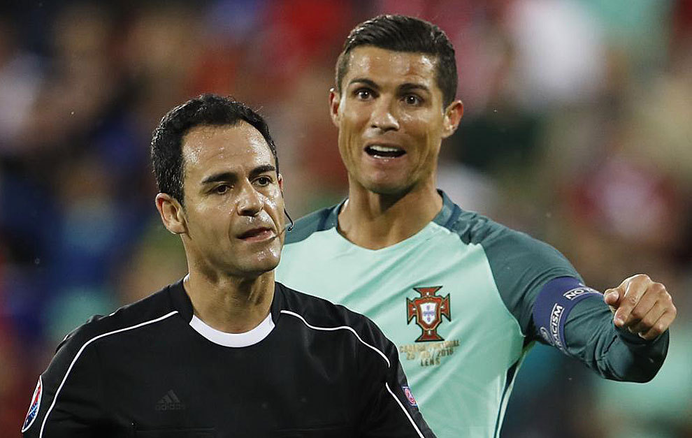 Velasco Carballo durante el Croacia-Portugal con Cristiano Ronaldo.