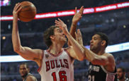 Pau Gasol, defendido por Tim Duncan durante un Bulls-Spurs.