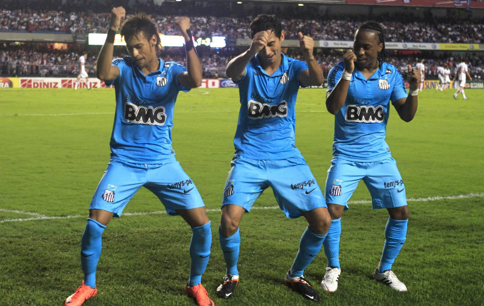 Ganso, en el centro de la imagen, celebra un gol junto a Neymar en el...