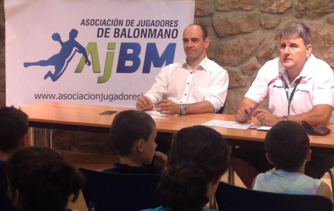 &apos;Joseja&apos; Hombrados junto al gerente de la AJBM, Claudio Gmez