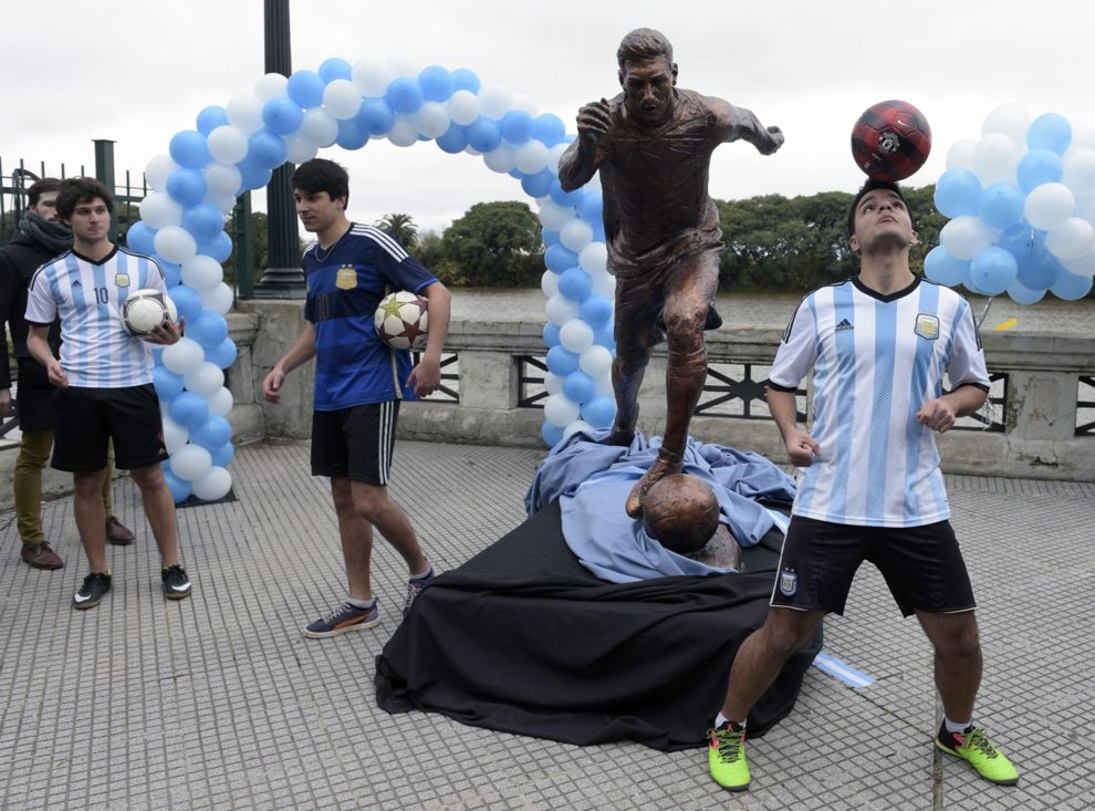 La estatua de Messi, que fue inaugurada este martes, est situada en...