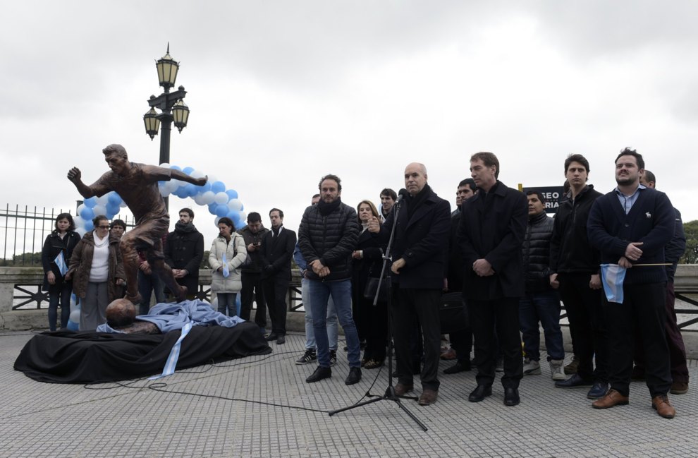La estatua de Messi, que fue inaugurada este martes, est situada en...
