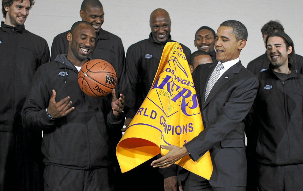 Barack Obama recibiendo a los Lakers campeones en 2010