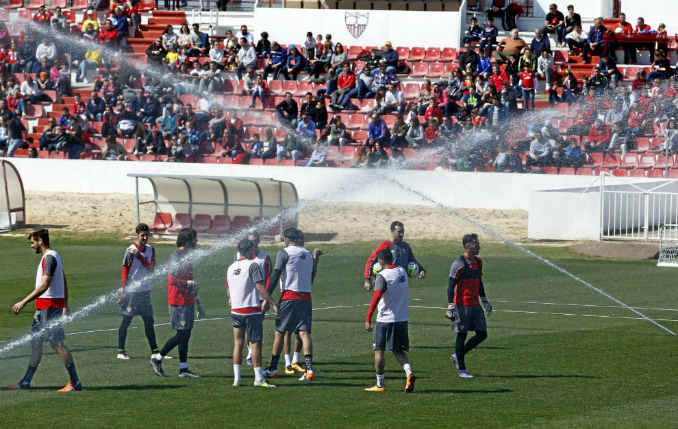 Los jugadores del Sevilla, durante un entrenamiento.