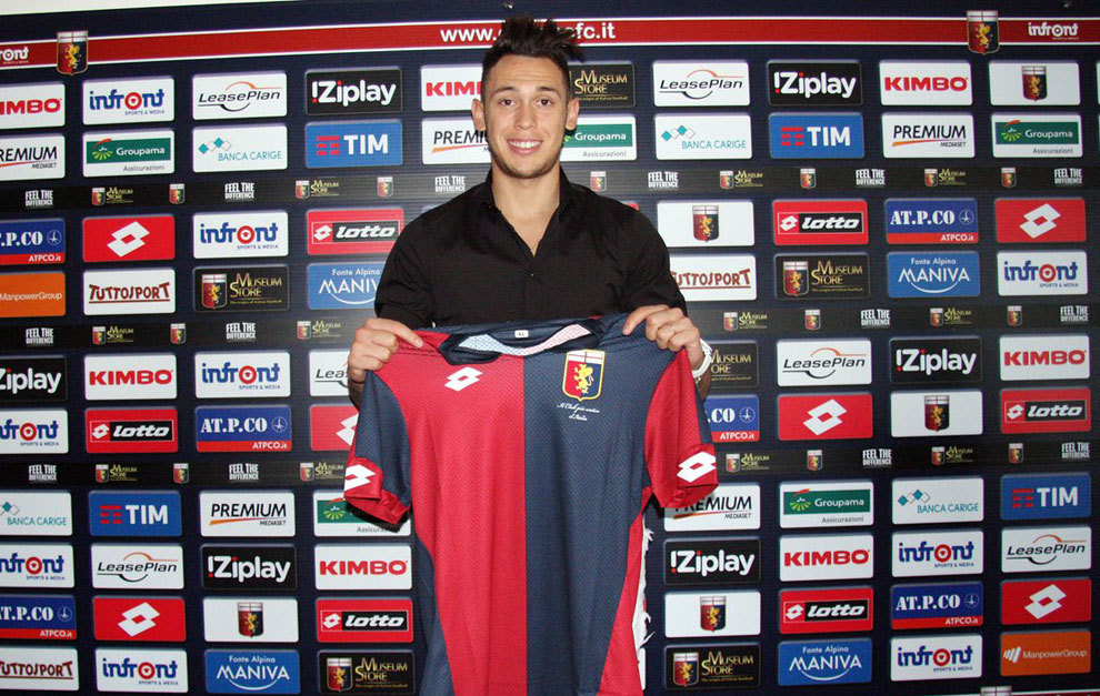 Ocampos posa con la camiseta del Genoa.