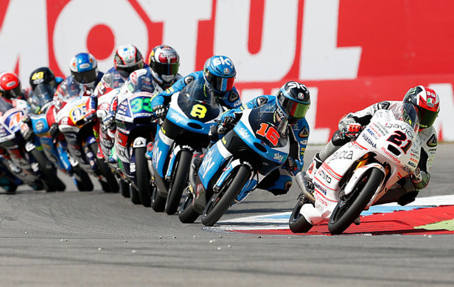Varios pilotos de Moto3 durante la carrera de Assen.