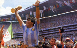 Maradona, con el ttulo de campen del Mundo de 1986.