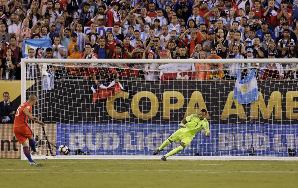 El momento en el que el Gato Silva marc el gol a Romero.