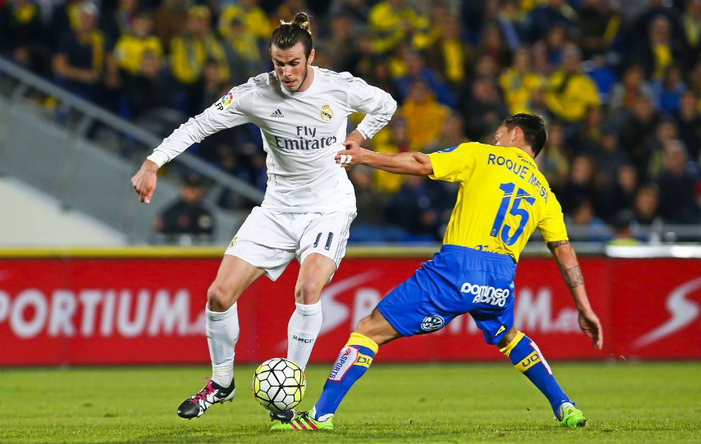 Roque Mesa intenta robar la pelota a Bale.